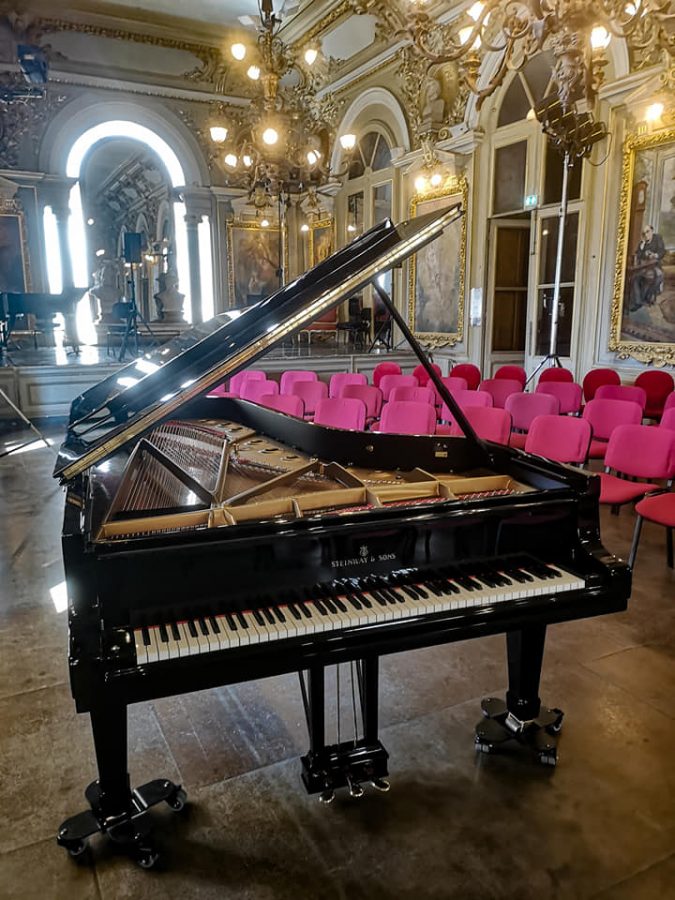 Piano à queue de concert Steinway & Sons dans le foyer de l'Opéra de Toulon Steinway & Sons modèle D 274