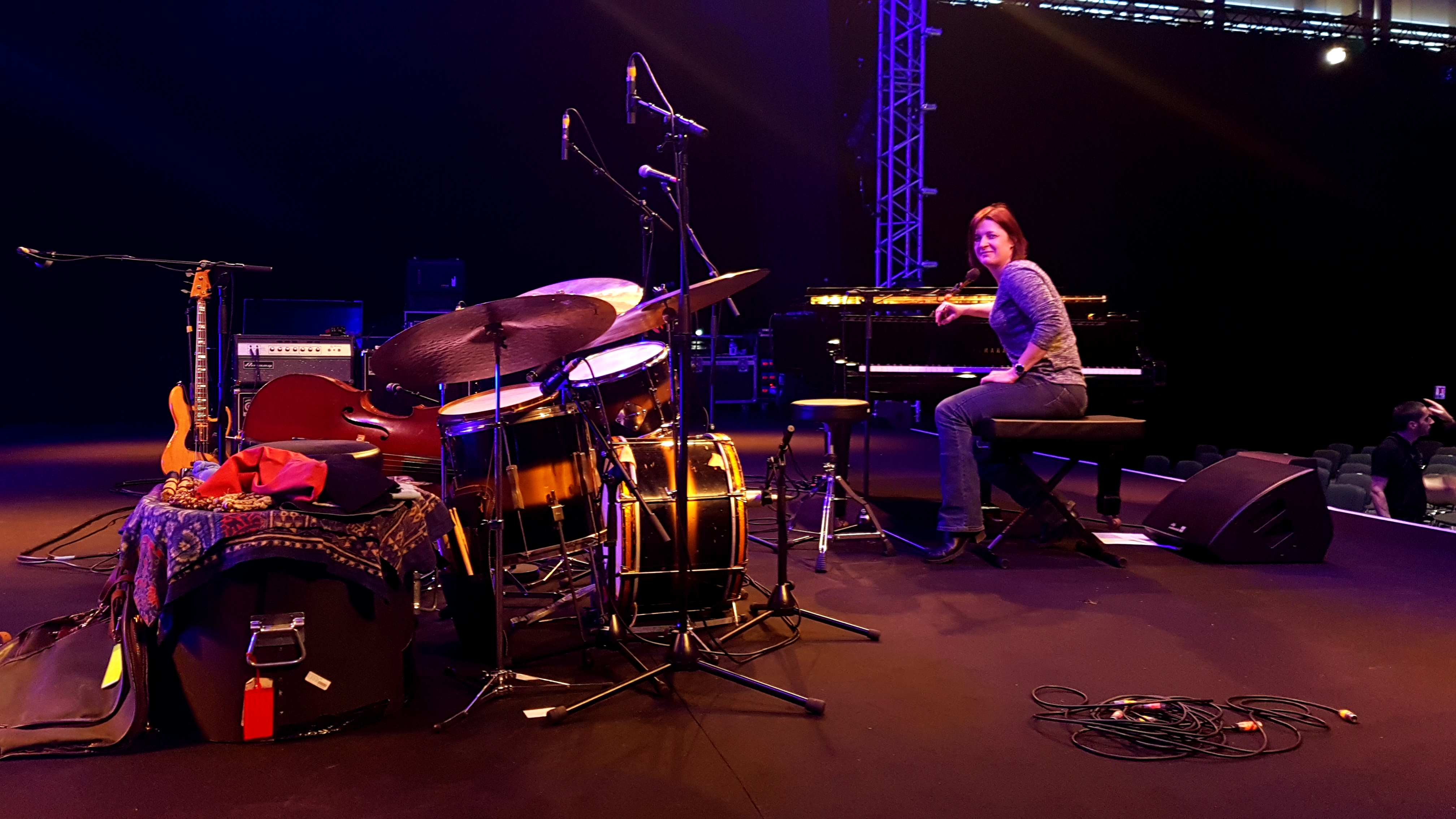 accordeur devant piano de concert sur scène de jazz