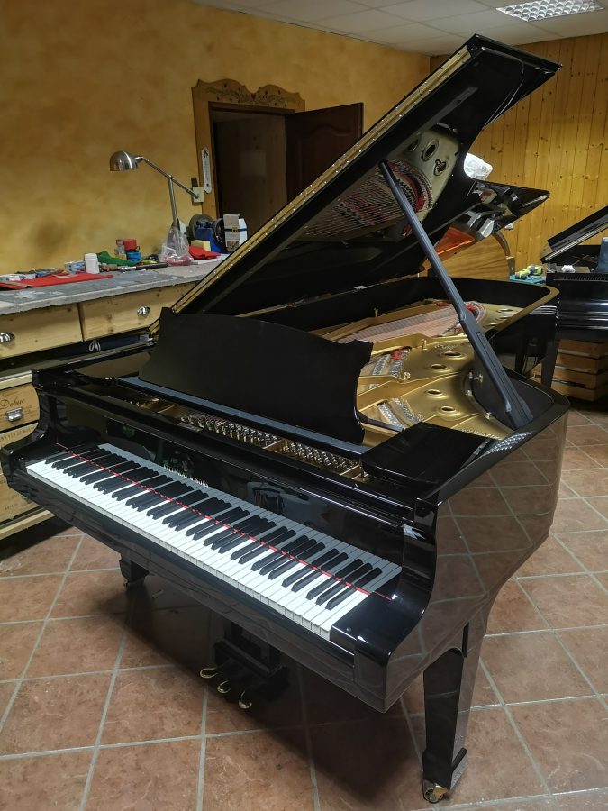 piano à queue de concert Steinway & Sons complètement restauré dans l'atelier