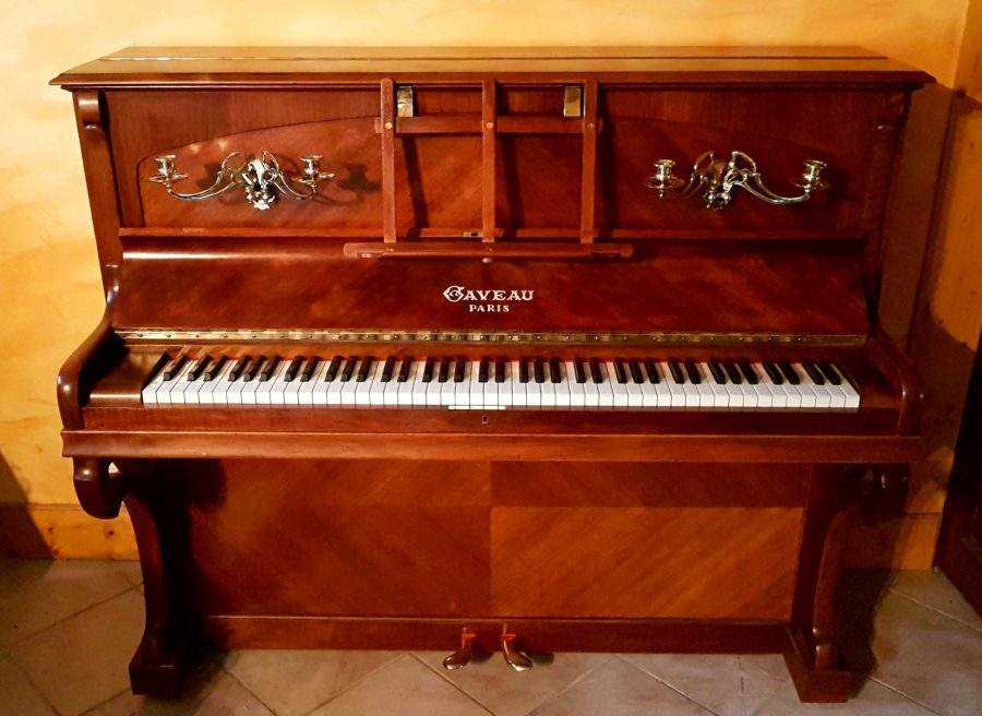 piano droit Gaveau noyer foncé avec chandeliers