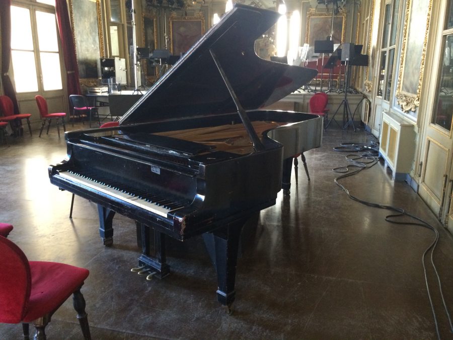 vieux piano à queue de concert Steinway and Sons dans salon, le meuble est abîmé