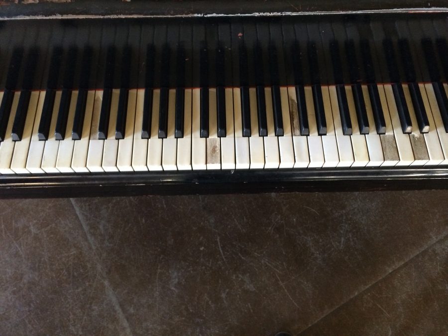 clavier piano très abîmé ivoires arrachés