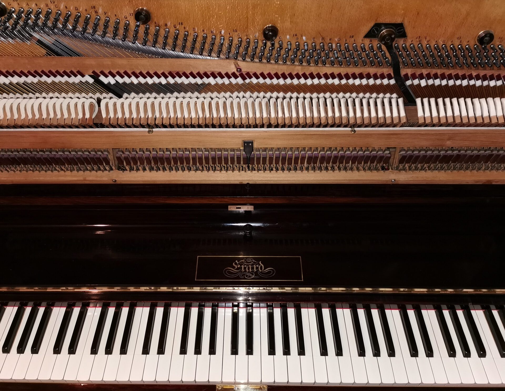 piano droit Erard N°12 grand obliquee ouvert on voit la mécanique