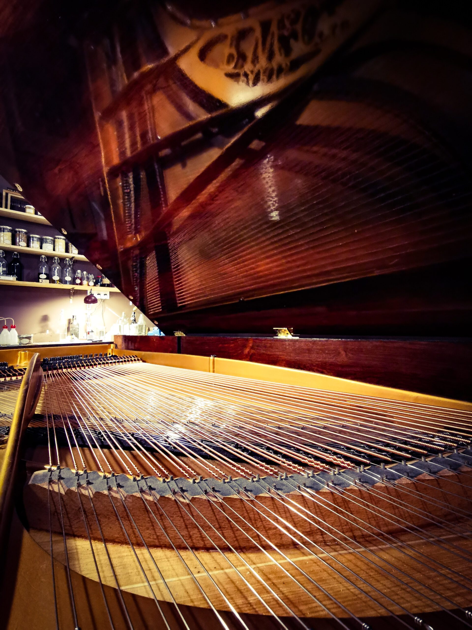intérieur d'un piano à queue avec cordes et couvercle