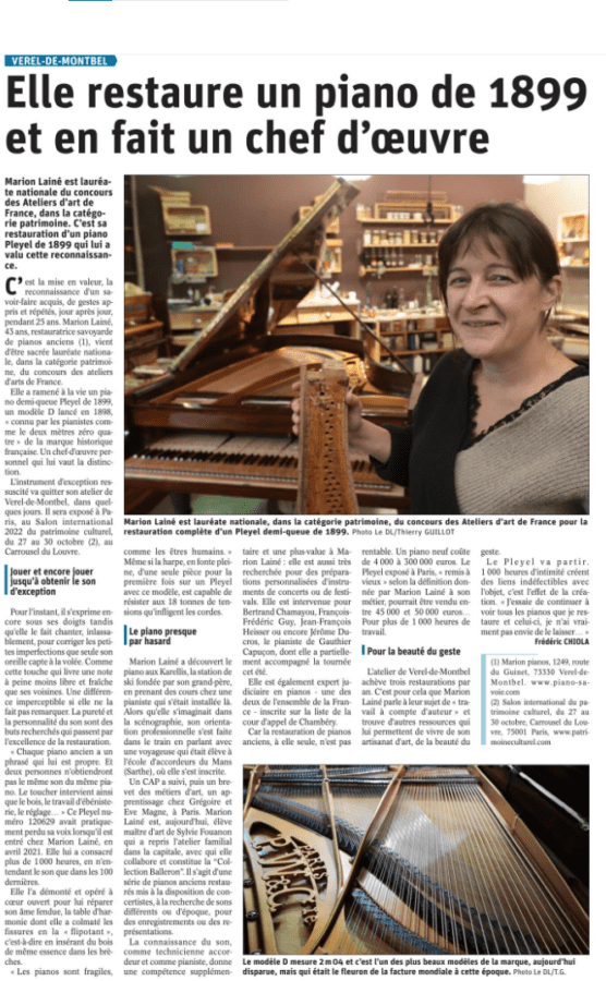 article de journal Dauphiné Libéré photo de Marion Lainé dans son atelier avec un sommier dans la main, et une autre de piano à queue Pleyel