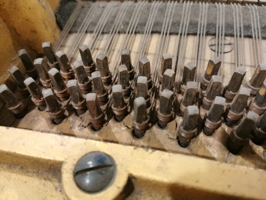 vieux sommier craquelé, chevilles vers l'arrière Pleyel demi queue 2m04 de 1899 dans atelier de restauration de pianos