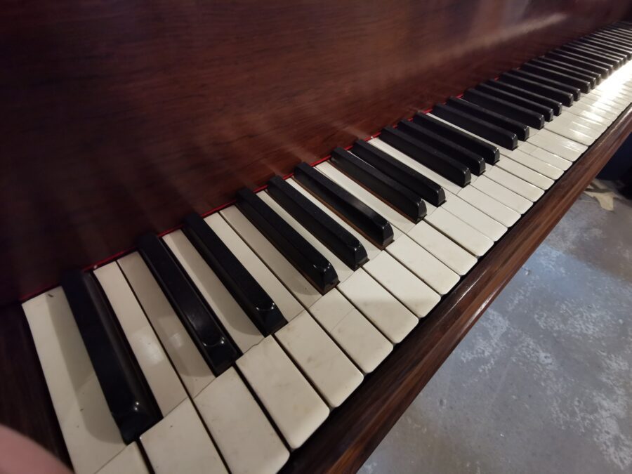 vieux clavier en galalithe fendu et craquelé tuilé Pleyel demi queue 2m04 de 1899 dans atelier de restauration de pianos