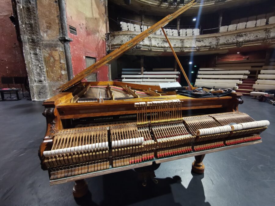 piano Chickering 1868 en préparation au théâtre des Bouffes du Nord mécanique et marteaux visibles