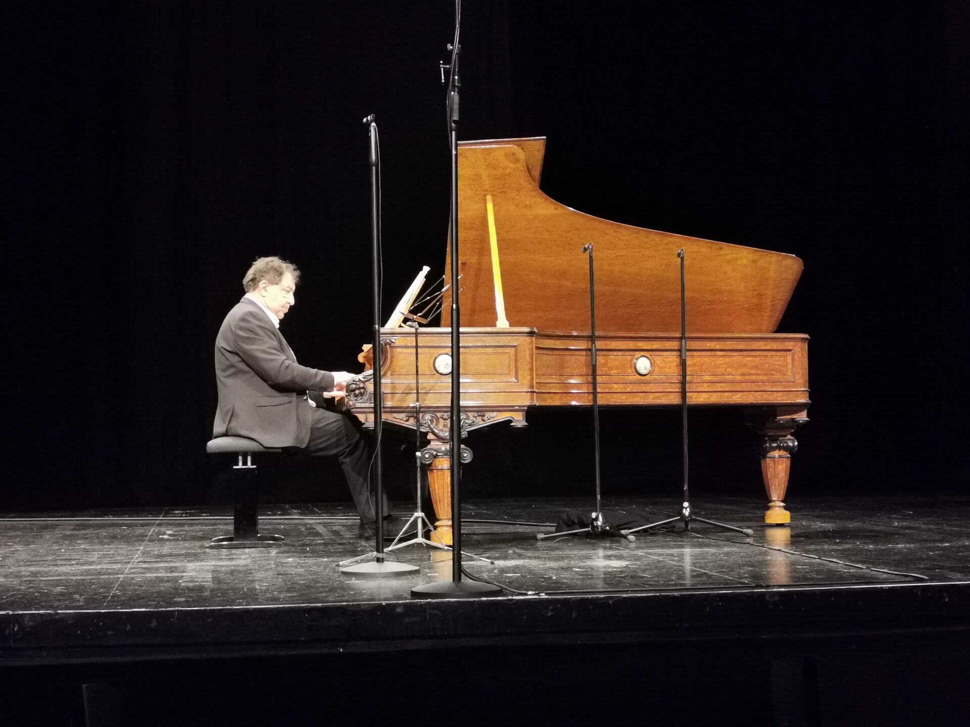 jean françois heisser joue son piano Chickering de 1868 sur scène le trident cherbourg