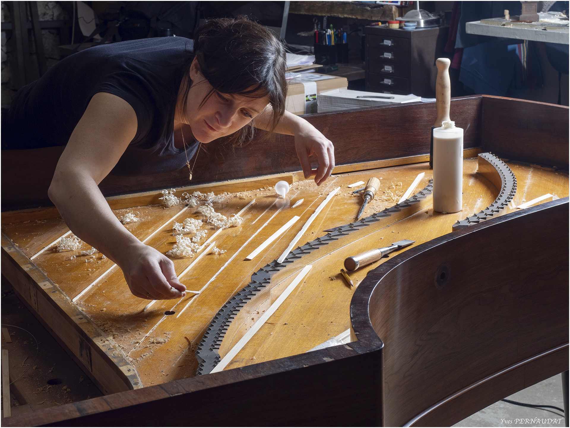 restaurationde table d'harmonie de piano demi queue Pleyel 2m04 de 1899 dans atelier de restauration de pianos de Marion Lainé en Savoie