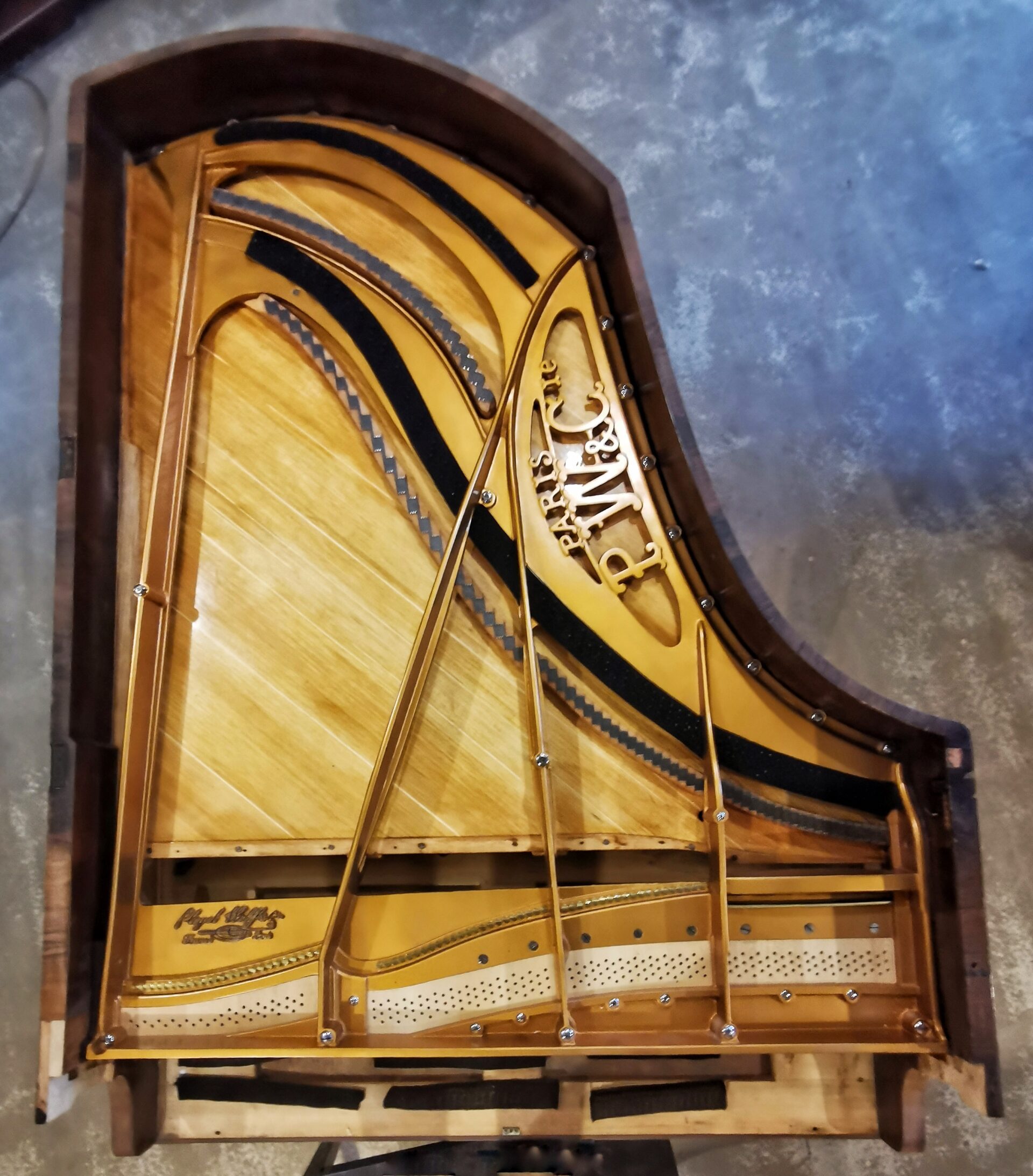 piano vu de dessus sans cordes, sommier et cadre ajustés de piano demi queue Pleyel 2m04 de 1899 dans atelier de restauration de pianos de Marion Lainé en Savoie
