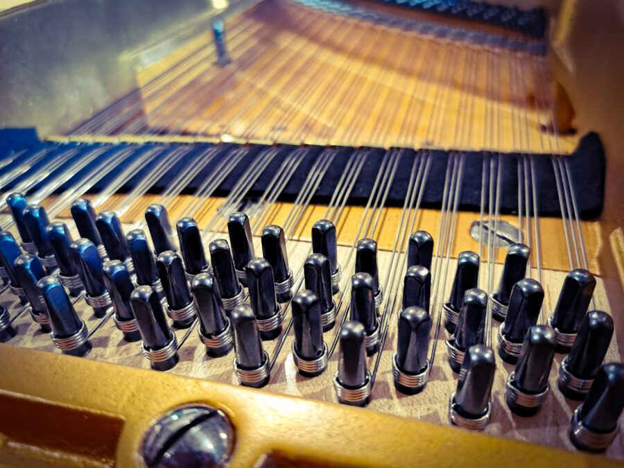 chevilles neuves et sommier neuf Pleyel demi queue 2m04 de 1899 dans atelier de restauration de pianos