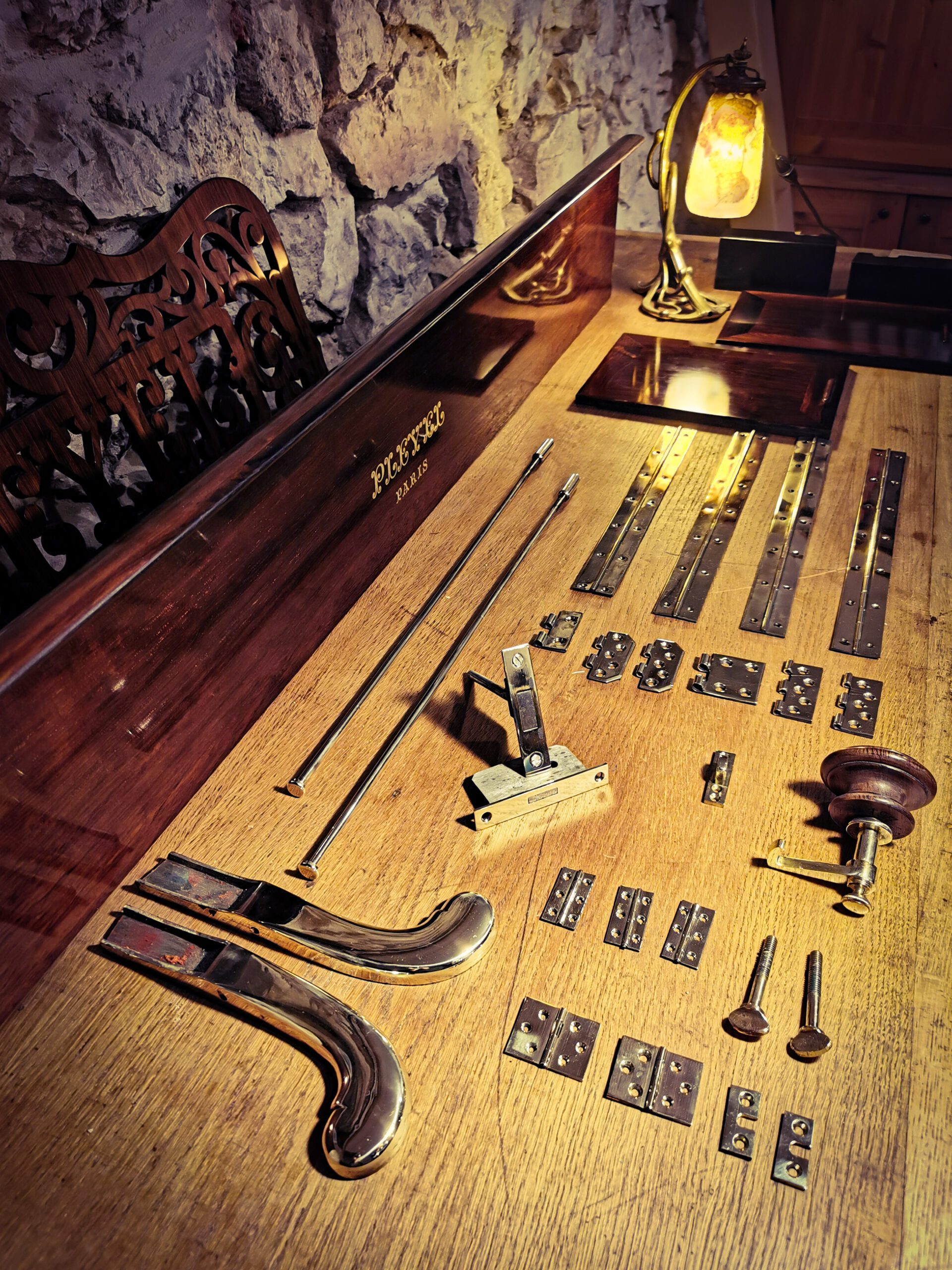 laitons polis de piano demi queue Pleyel 2m04 de 1899 dans atelier de restauration de pianos de Marion Lainé en Savoie