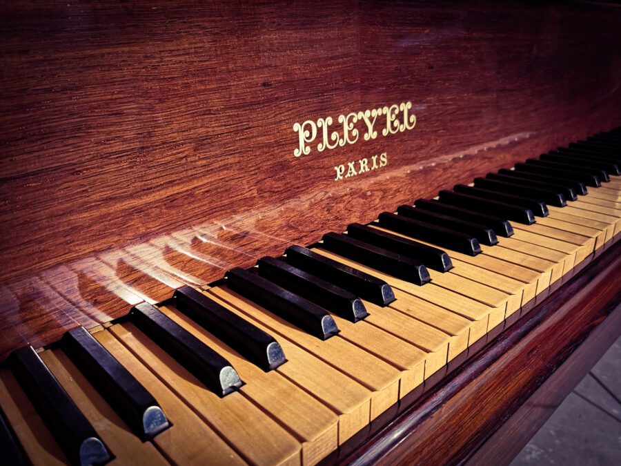nouveau clavier en poirier Pleyel demi queue 2m04 de 1899 dans atelier de restauration de pianos