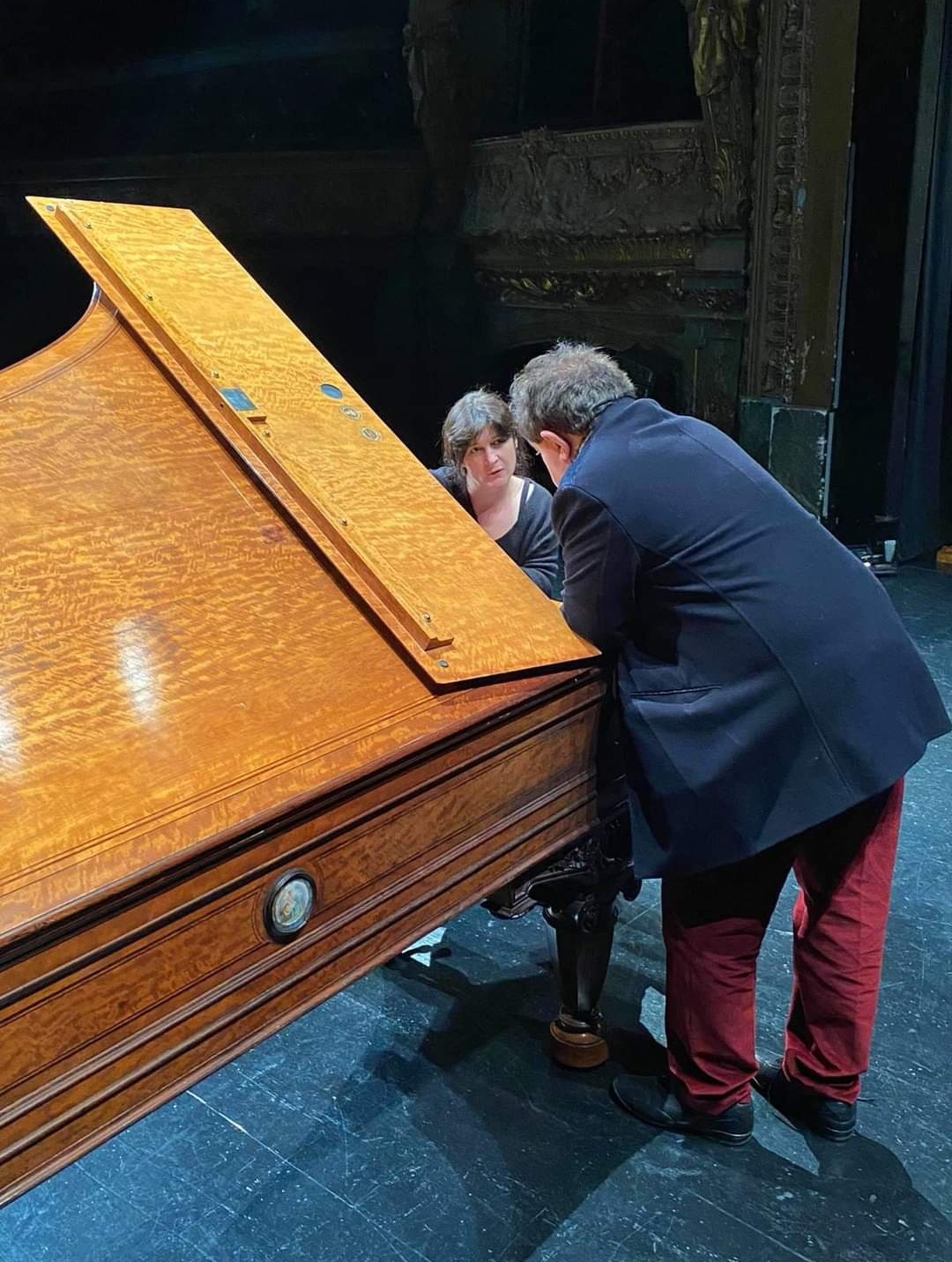 préparation du piano Chickering en discussion avec le pianiste Jean François Heisser