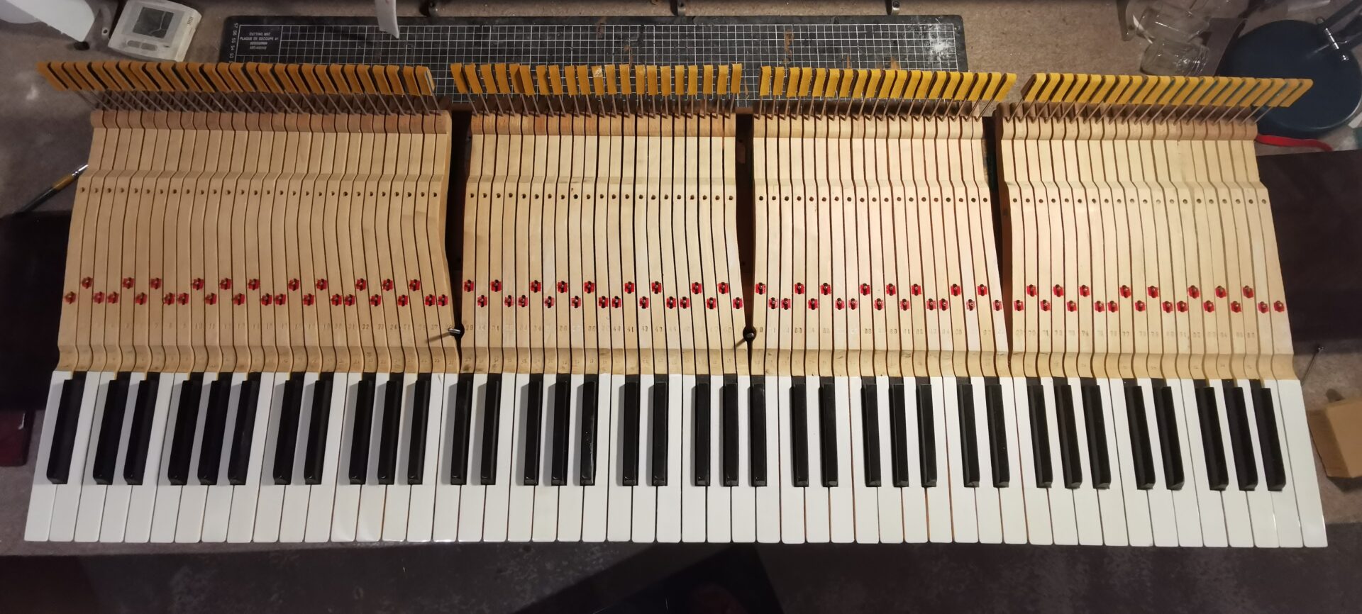 clavier en ivoire restauration piano quart de queue Kriegelstein "Bijou" de 1914 dans l'atelier de restauration de piano de Marion Lainé en Savoie