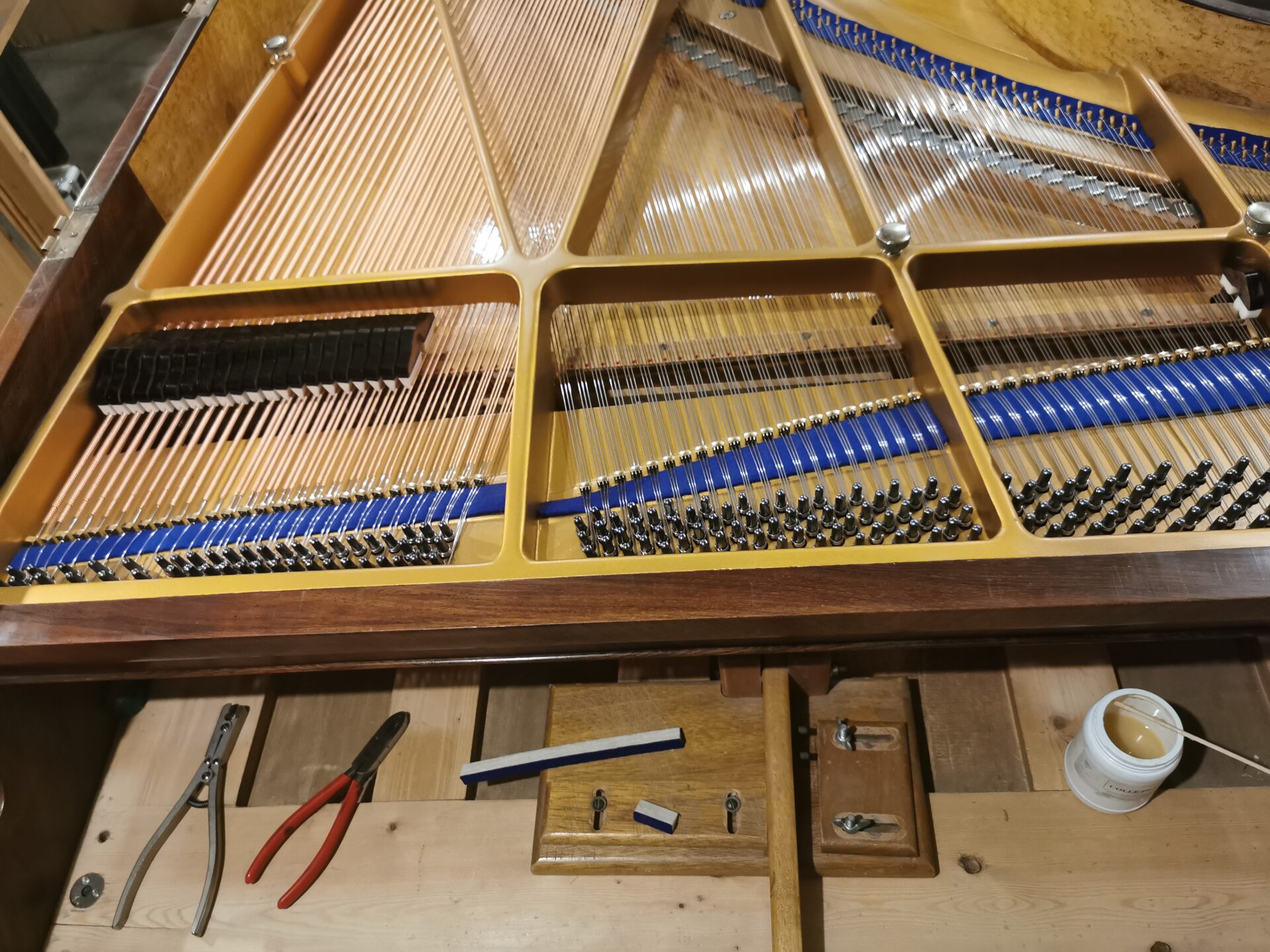 cordes et étouffoirs restauration piano quart de queue Kriegelstein "Bijou" de 1914 dans l'atelier de restauration de piano de Marion Lainé en Savoie