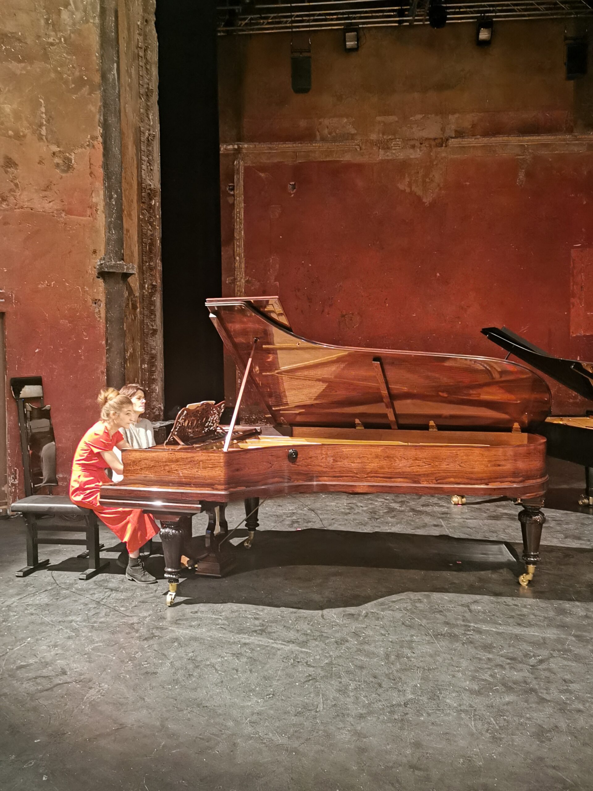 Maroussia Gentet joue sur le Pleyel Extra Grand de Concert de la Collection Balleron au Théâtre des Bouffes du Nord