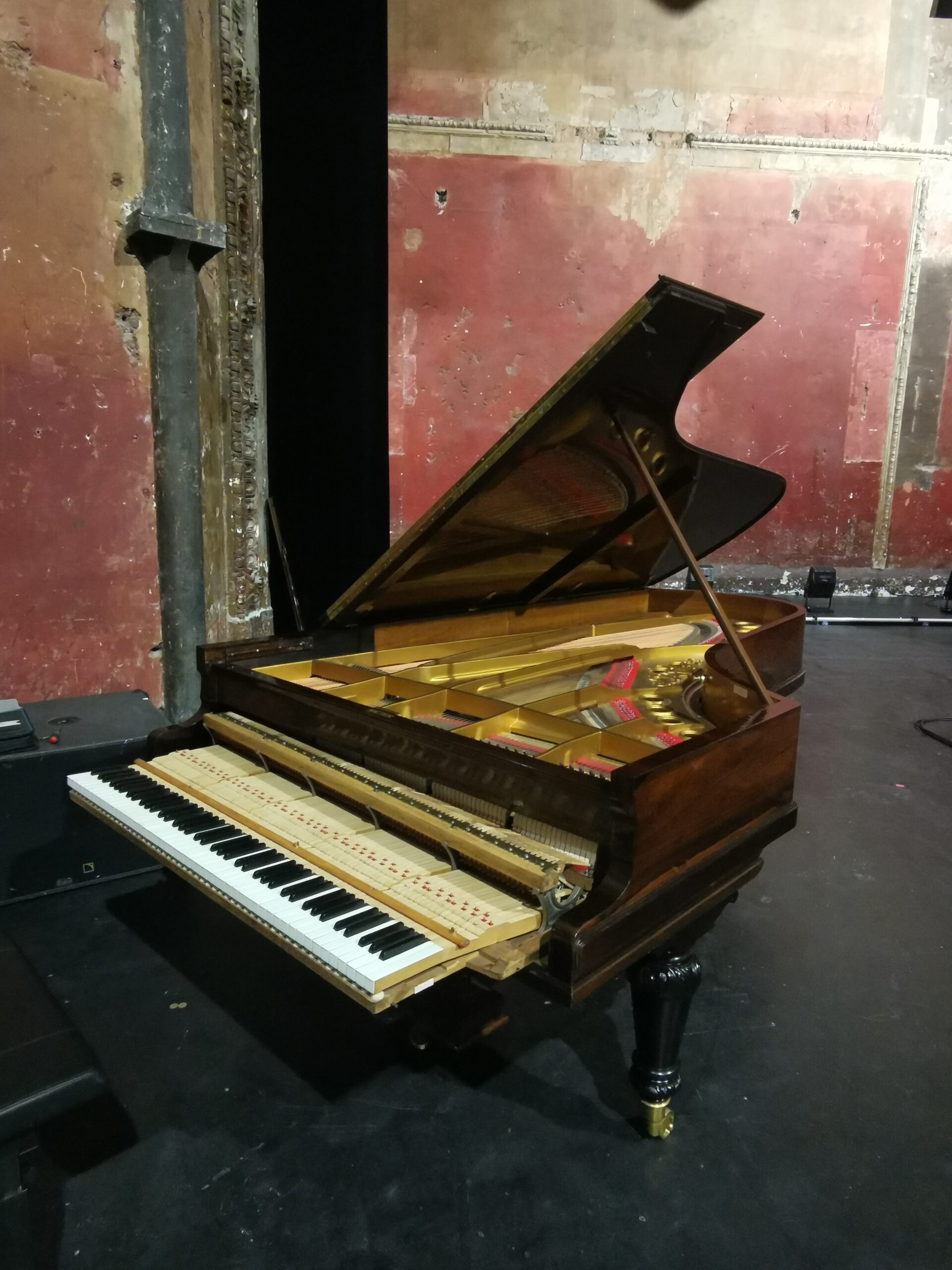 Préparation du piano pour Maroussia Gentet sur le Pleyel Extra Grand de Concert de la Collection Balleron au Théâtre des Bouffes du Nord