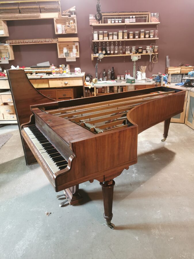 Erard de concert 2m45 de 1841 en bois de courbaril en attente de restauration dans l'atelier de Marion Lainé en Savoie