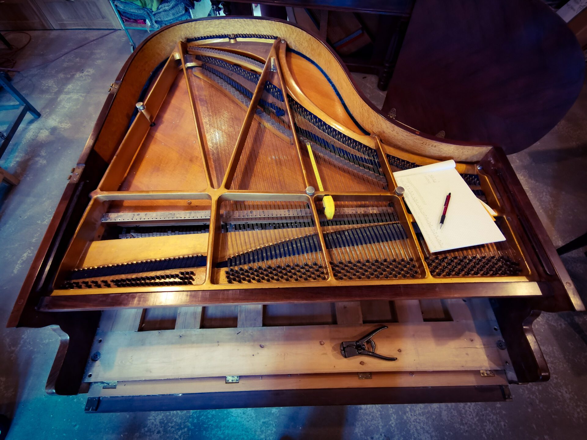restauration piano quart de queue Kriegelstein "Bijou" de 1914 dans l'atelier de restauration de piano de Marion Lainé en Savoie