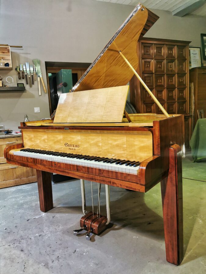 piano crapaud Gaveau en bois contrasté clair et foncé, acajou et sycomore art déco verni tampon