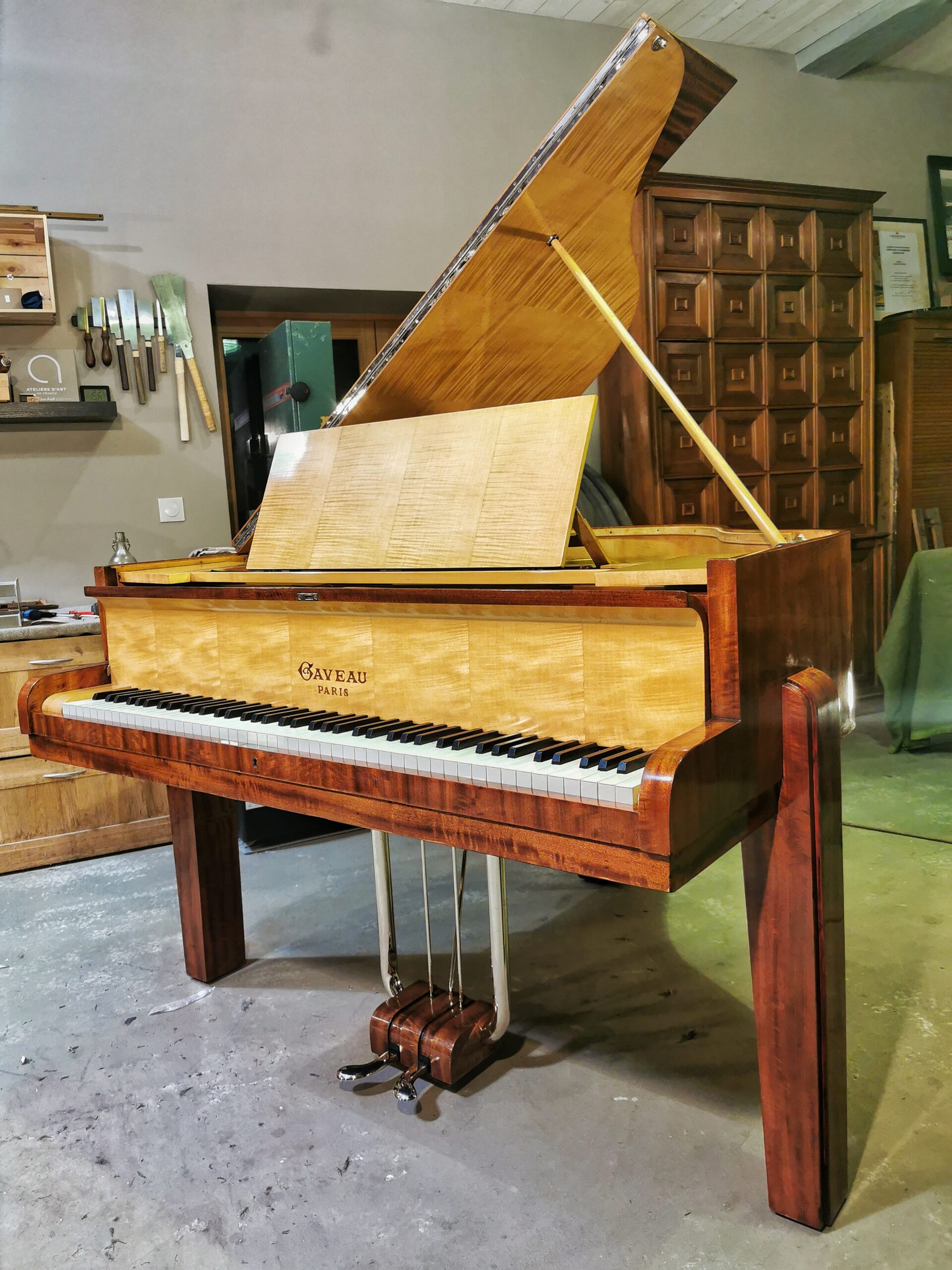 piano Gaveau petit quart de queue crapaud, Art Déco palissandre et sycomore verni au tampon tradition