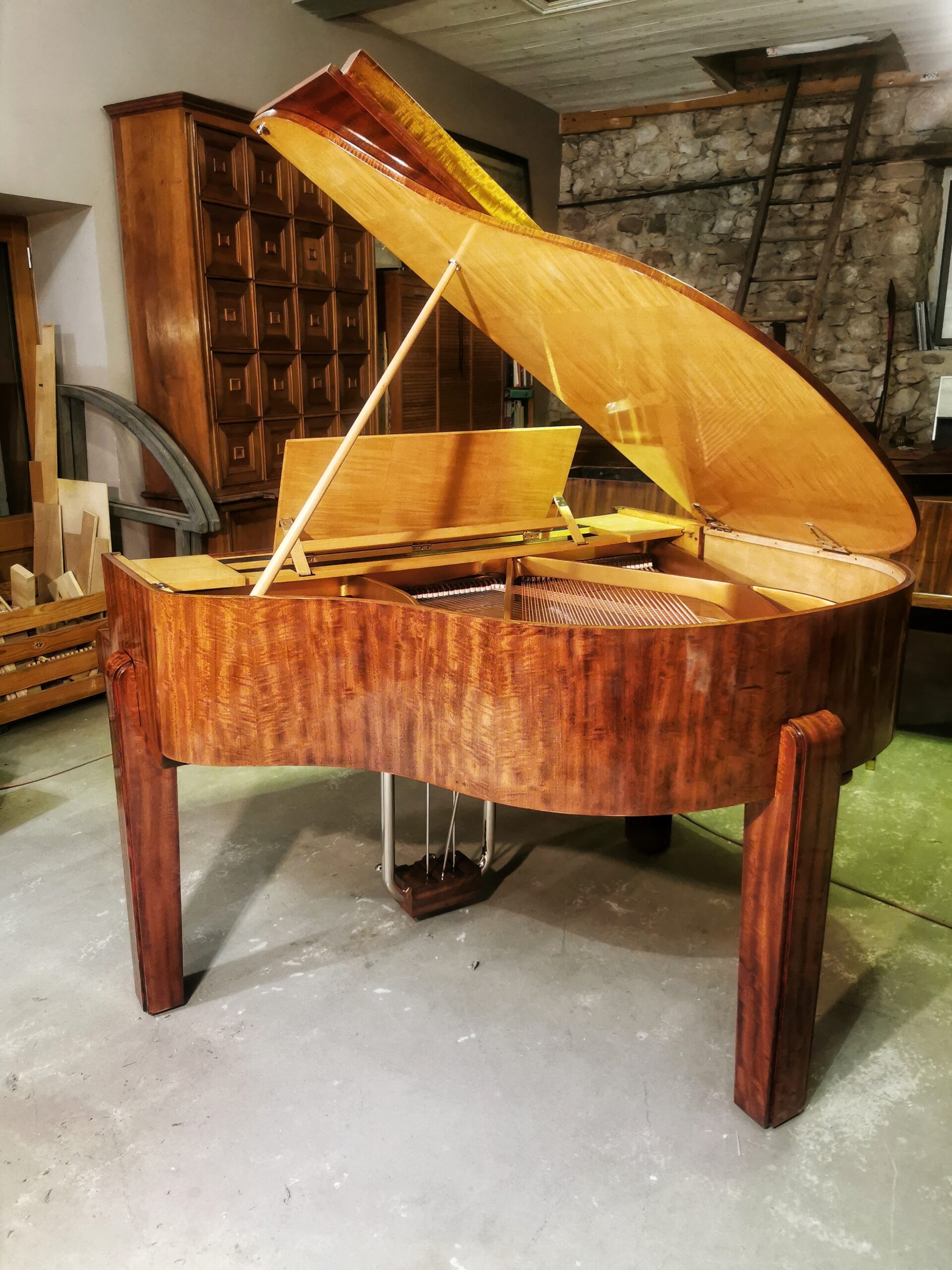piano Gaveau Art Déco 1934 en acajour moiré et sycomore verni tampon à l'ancienne