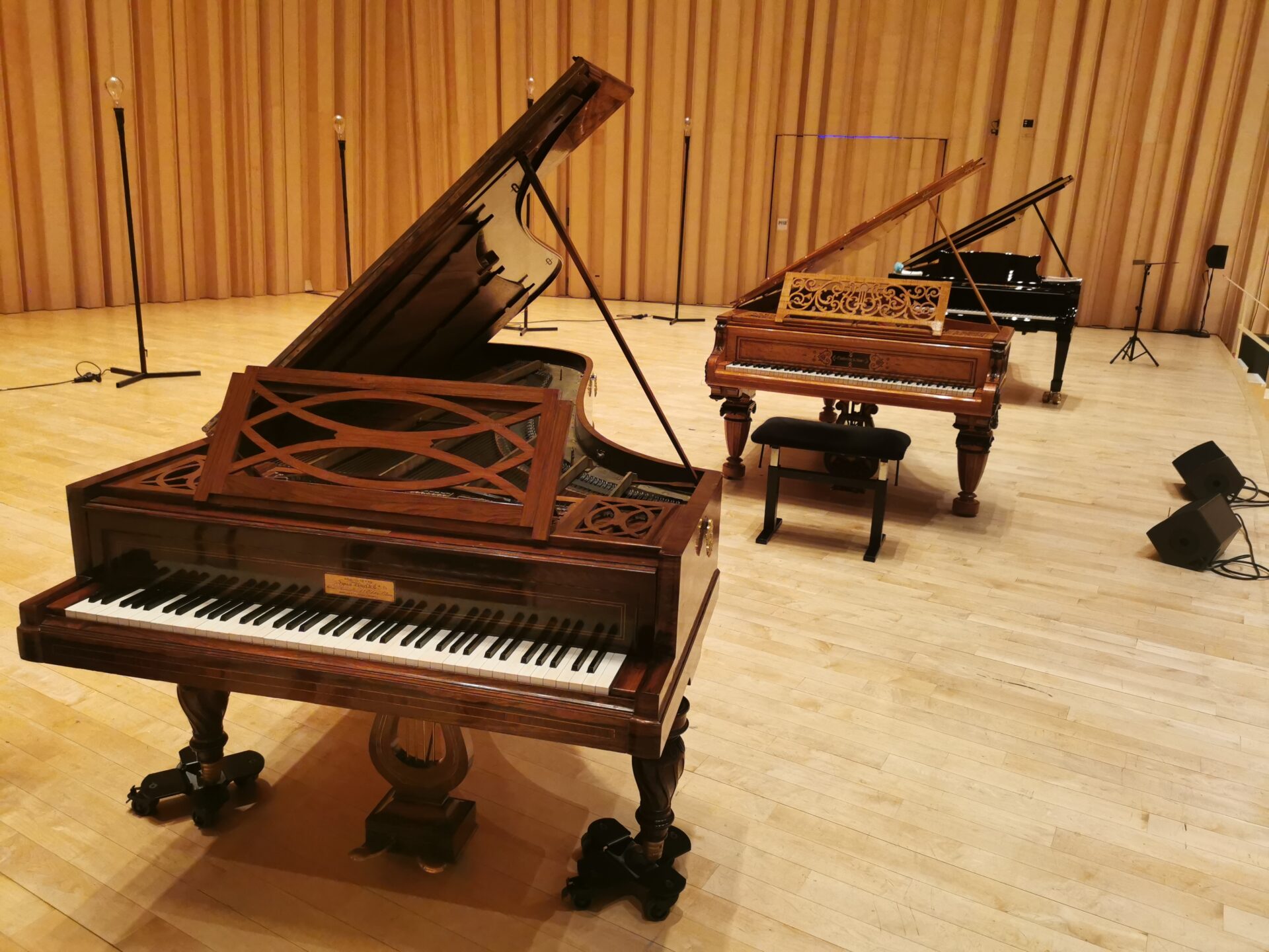 trois pianos à queue alignés sur scène,Pleyel, Chickering, Steinway&Sons