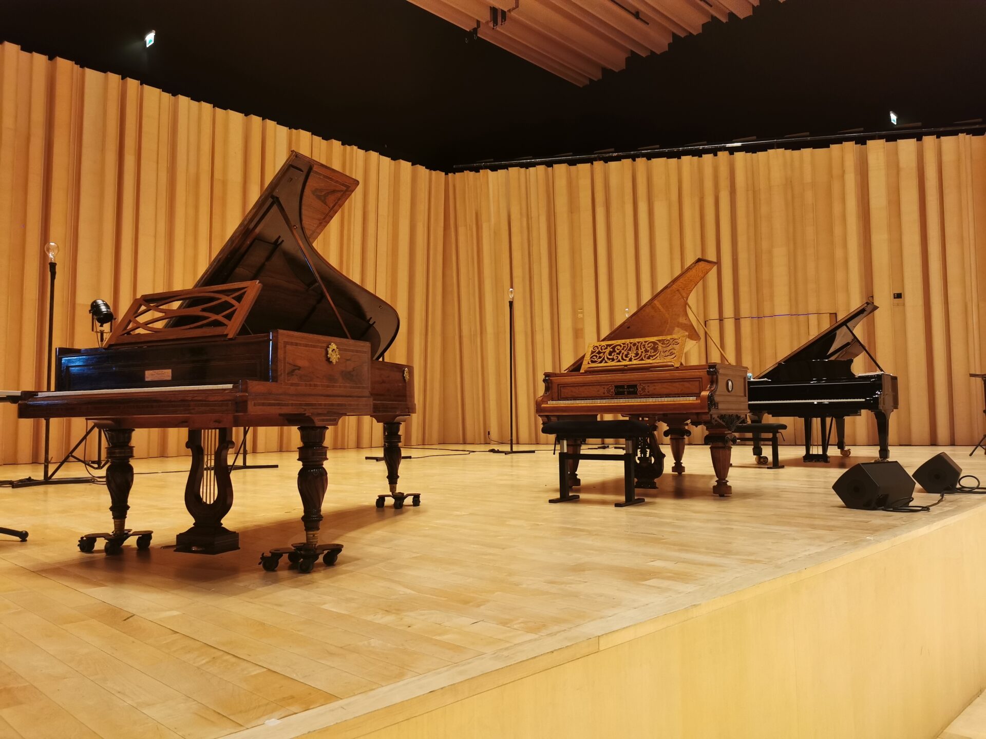 trois pianos à queue alignés sur scène,Pleyel, Chickering, Steinway&Sons