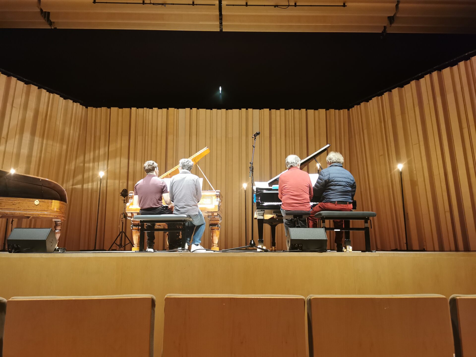 David Kadouch, Jean-Frédéric Neuburger, Alain Planès et Jean-François Heisser de dos jouent sur deux pianos à queue