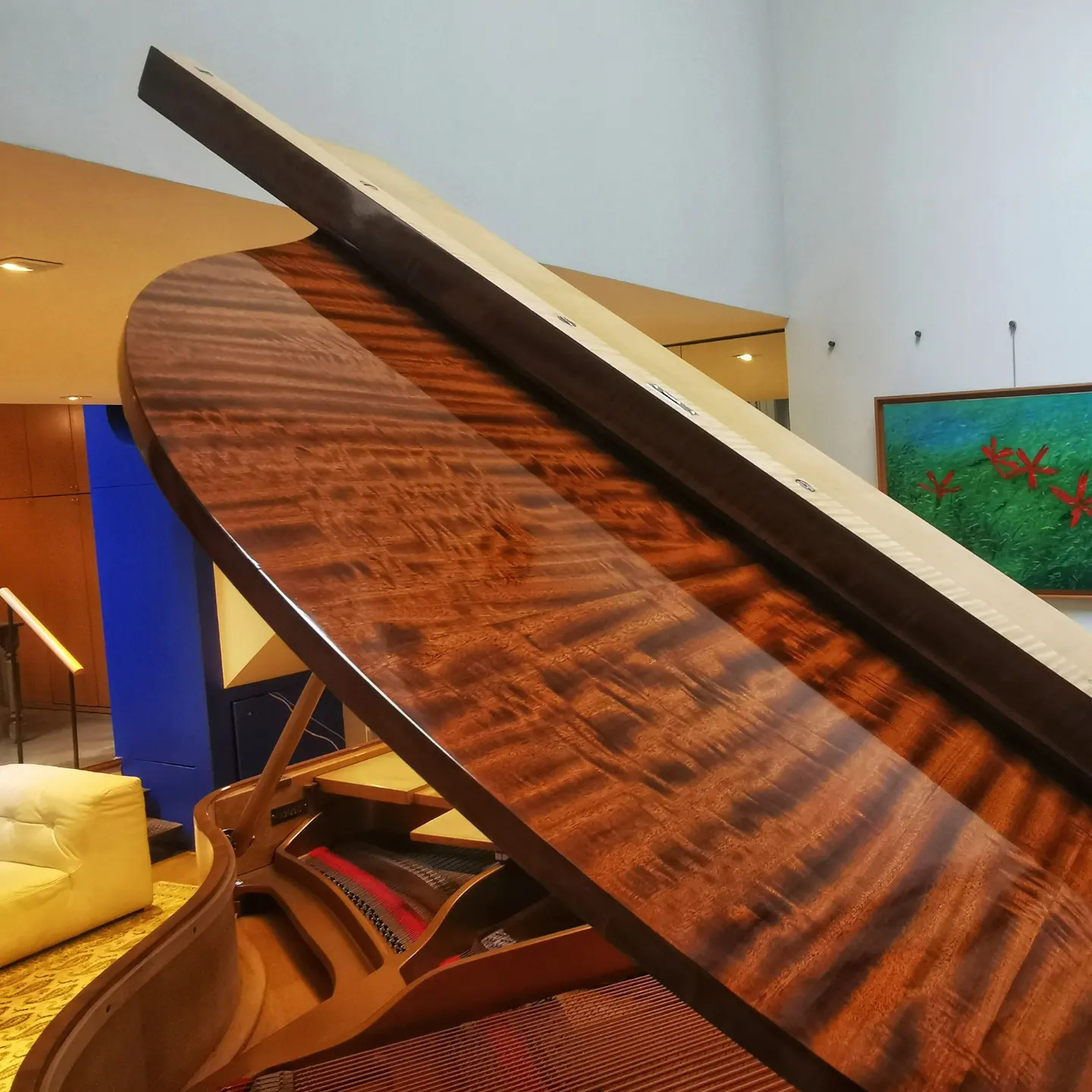 queue de piano ébénisterie acajou verni au tampon intérieur art déco bleu Klein