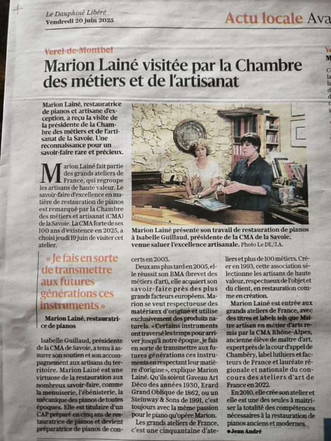 Article Dauphiné Libéré, atelier de restauration de pianos, Marion Pianos Verel de Montbel